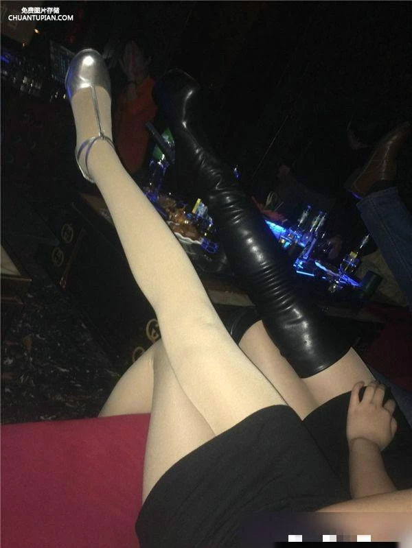 狗爷寒冷冬夜城中村嫖妓相中个刚才外面回来200元的大波妹子