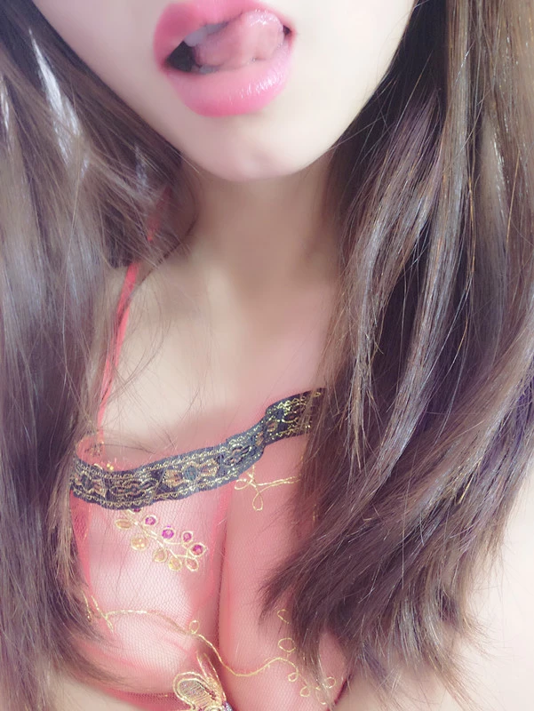 炮友背着男友来约会，狠狠操一顿，舒服