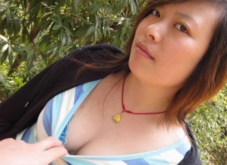 在楼梯间也发骚发浪，性饑渴淫蕩小幼师翘臀牛仔裤诱人