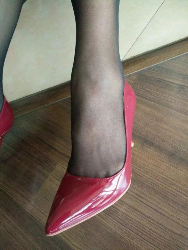 拿着手机自拍被男朋友各种姿势操时的淫蕩表情