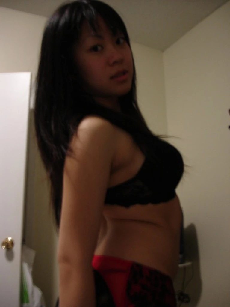 01年还在上大学的青涩学妹，和渣男分手后和我约，非常嫩，玩的开