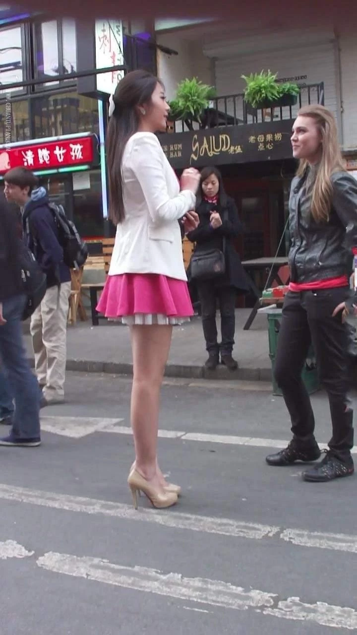 第二次干意犹未尽的小美女，都射了还在淫叫，完整版下翻