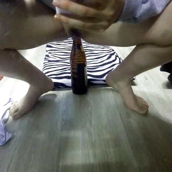 女公关为了升职不得不成为坐便器