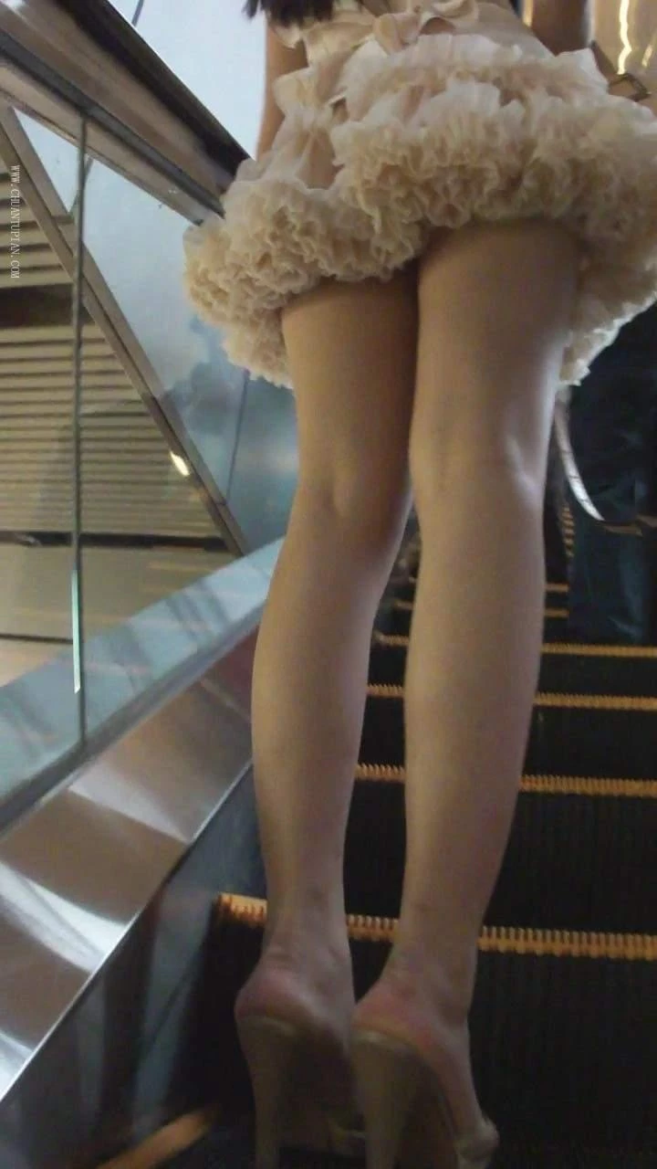 第二次干意犹未尽的小美女，都射了还在淫叫，完整版下翻