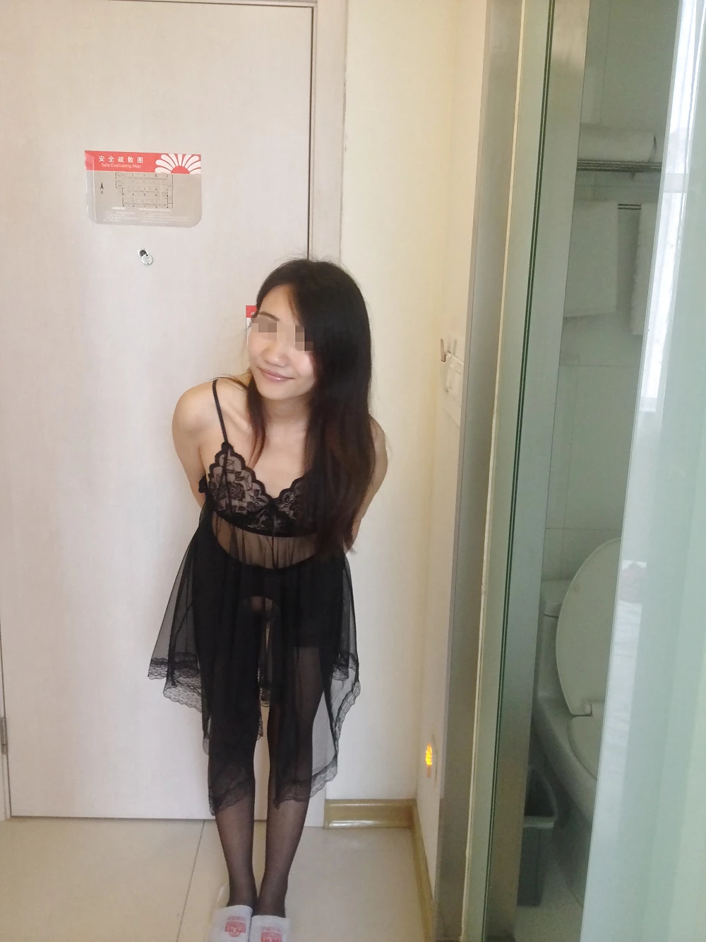 职业女性OL白领长腿撩人，搞起来激情可爱，一顿抽插最后被无套内射