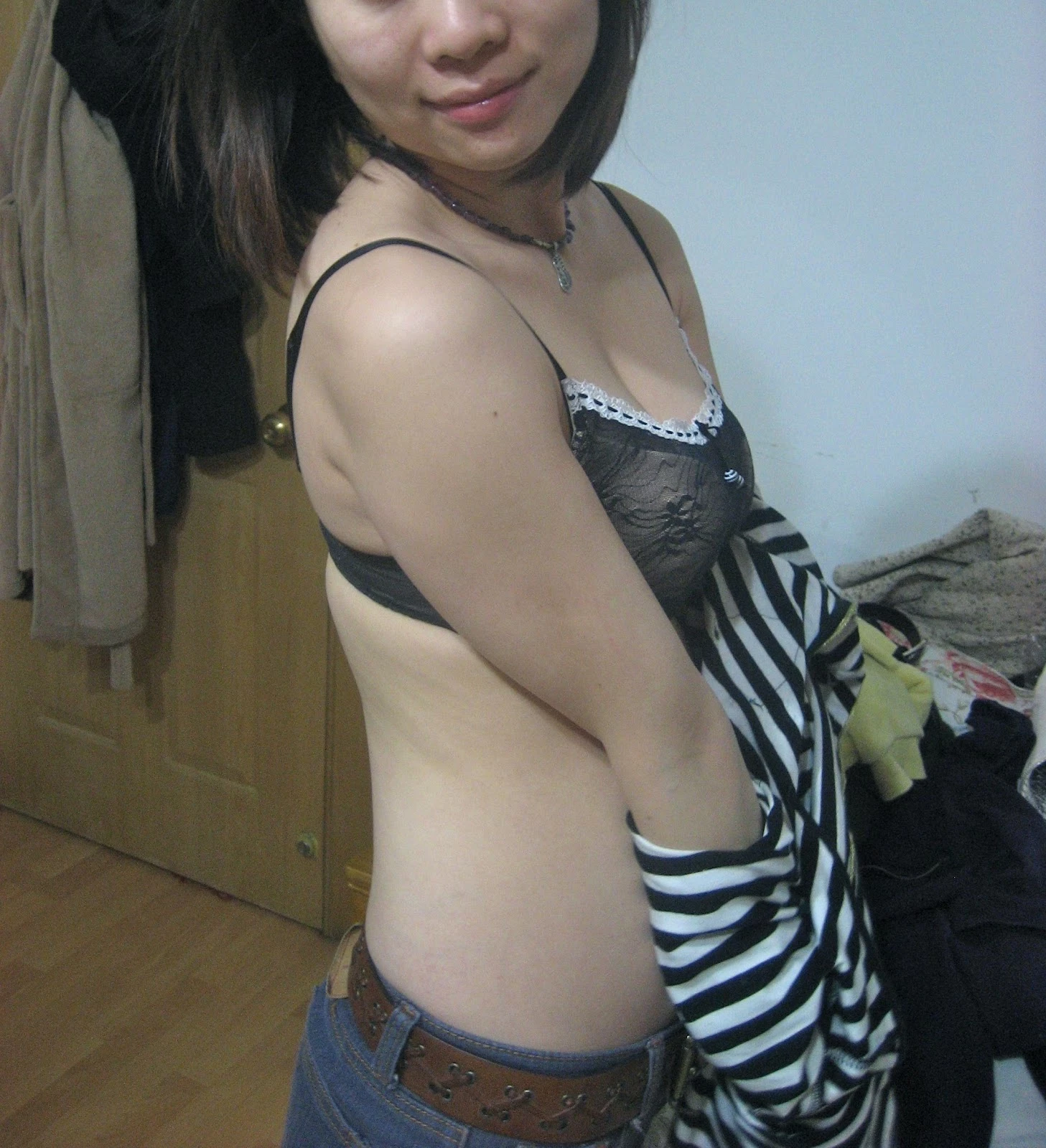 甜美D乳轻熟小母狗真是诱惑人，乳头红润，搞起来哇哇叫