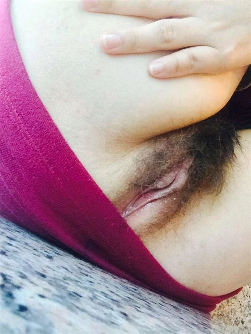 来人妻家里做爱，鸡巴插进他嘴里直到她受不了