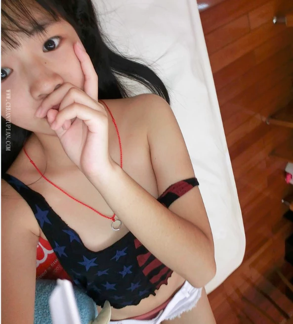 老婆青涩的黑丝足~