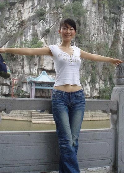 公园搭讪邻居少妇，直接带去开房