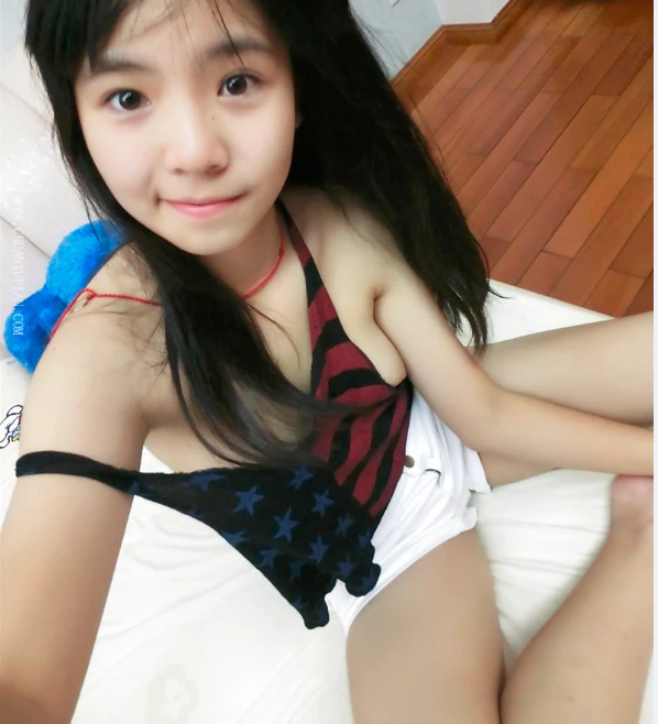 老婆青涩的黑丝足~