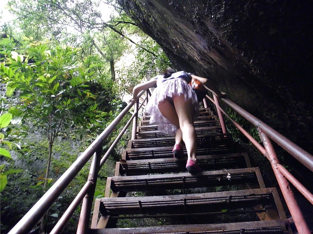 真空赴约，奶头挺立！来的路上被路人偷窥，骚逼都湿透了！
