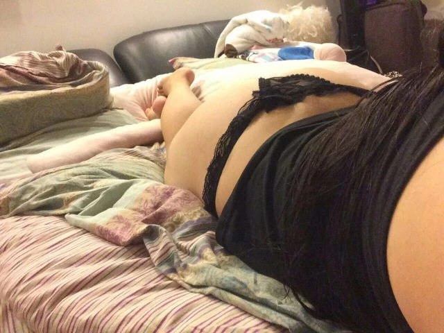 真实绿帽！朋友摔伤女友我来安慰，全程淫语对白，骚话不断。