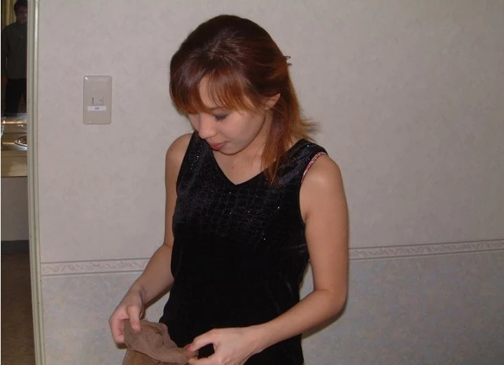 贪婪的吸允着，20岁的学妹淫蕩的思想。
