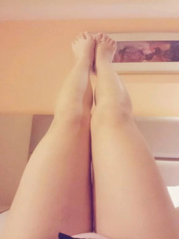 边看着老公照片边爲别的男人服务