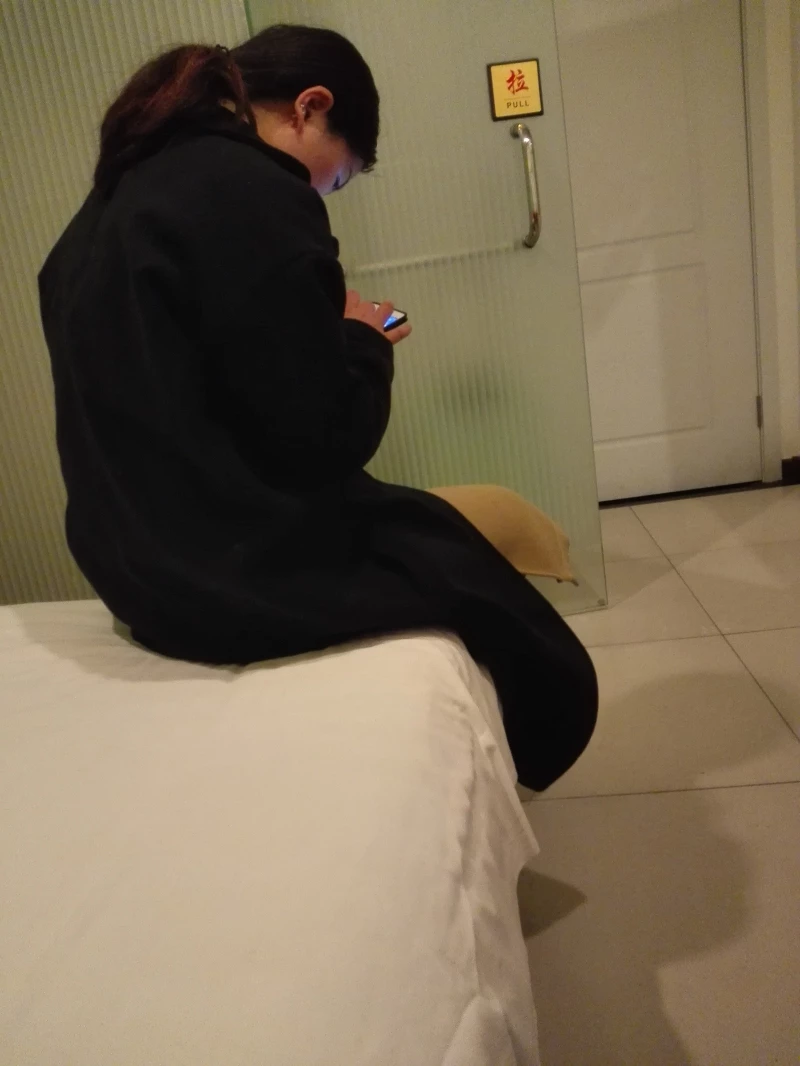 博士与我大力后入艹哭博士，直接让她爽翻。