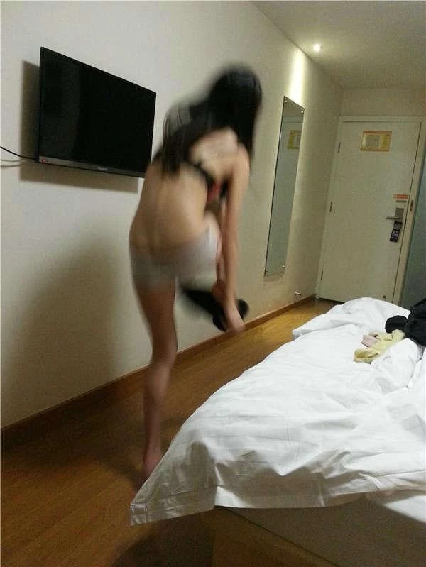 扩音接老公电话，忍不住差点儿叫出声被老公听见