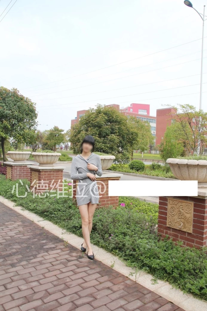 对着女朋友的大长腿打飞机然后射在她脸上
