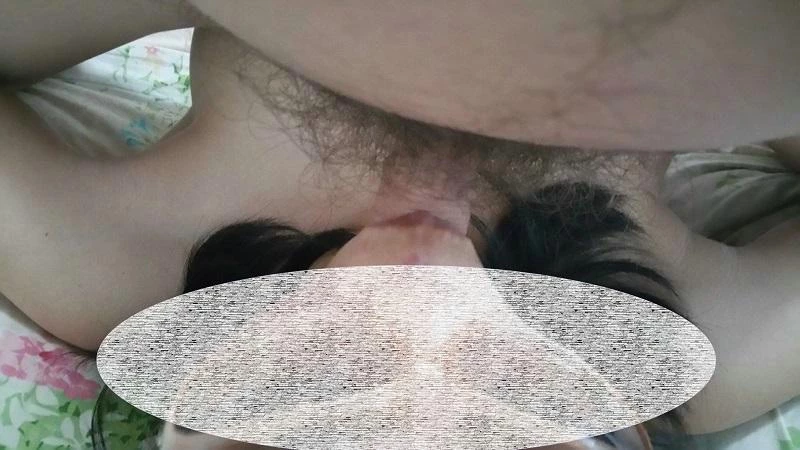 内射特写！在少妇家看电视，少妇给我口交！