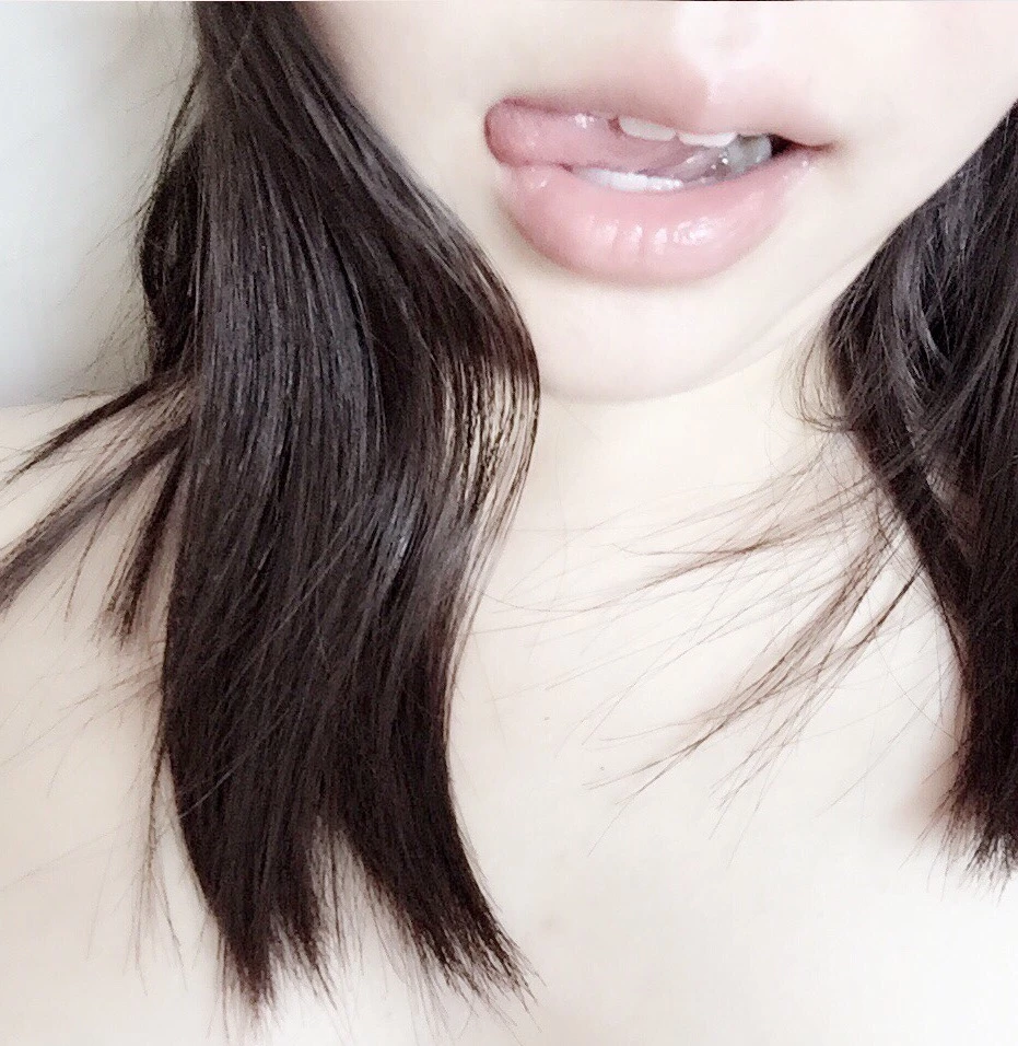 想到被好多陌生人看到BB就会湿~哈好兴奋，忍不住用手高潮了一次[12P]