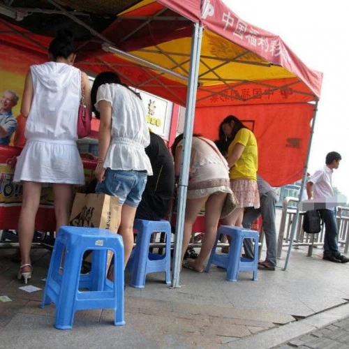 熟女最喜欢的太师椅上被后人，太有感觉了，听声音就射了