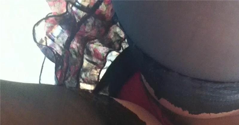 长腿骚女下面冒白浆，