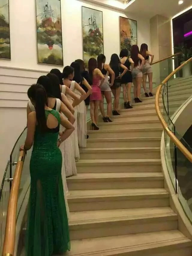 娇嫩的妹子就得抱起来草她