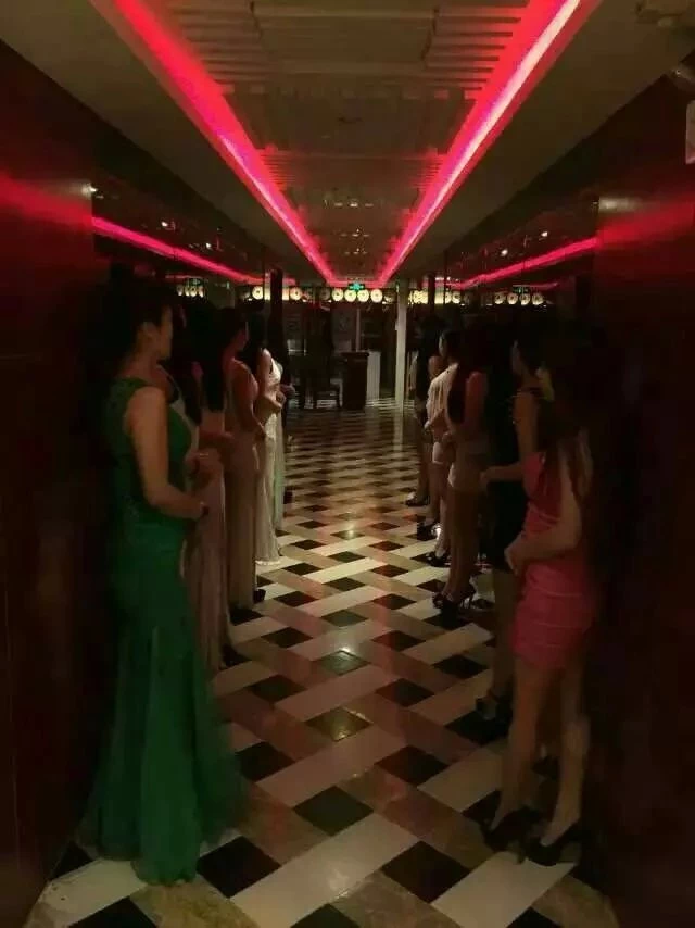 娇嫩的妹子就得抱起来草她