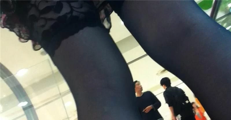 长腿骚女下面冒白浆，