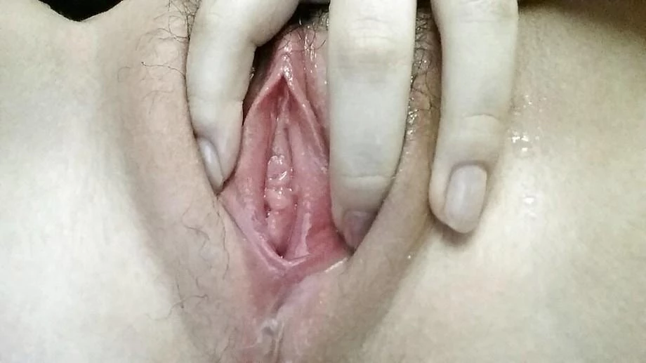 微信聊的少妇，性欲很强，骚货被艹之前要自己摸一会，摇出精液开心不得了