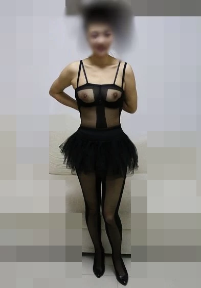 骚逼自己抠出水，口交足交内射 [31P]