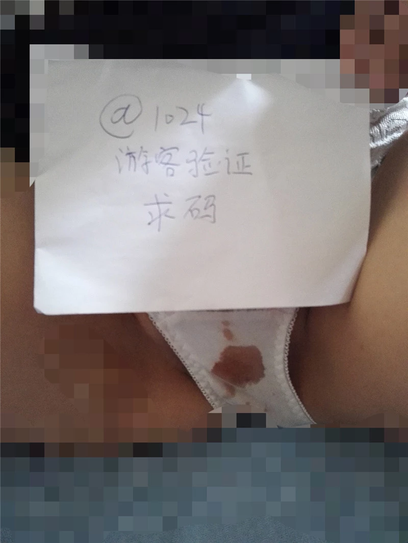 跟踪骚货到家楼梯站操强奸