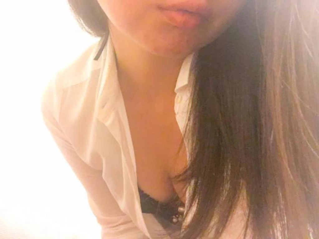 芷莘作品之两腿分跨我腰间，娇弱的喘息着，拙挺的胸脯起伏不已……[19P]