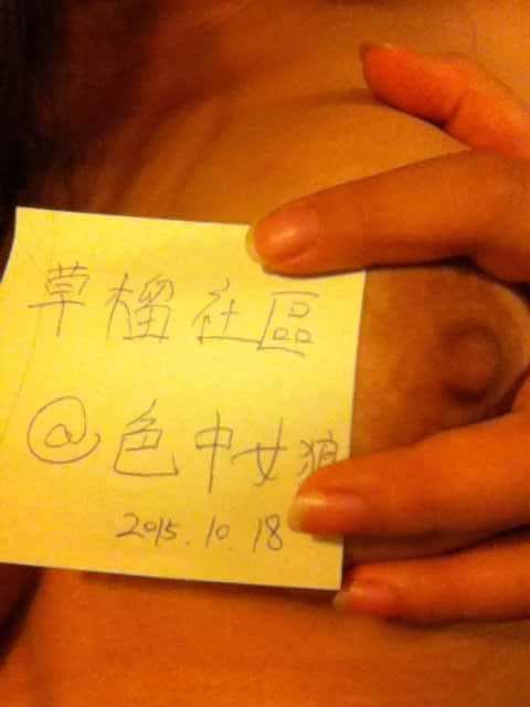 美臀炮友在游泳馆疯狂露出口交~