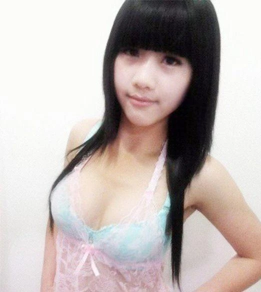 백호 미녀가 가짜 자지의 훈련 아래에서 정액을 사방에 쏟아냈다