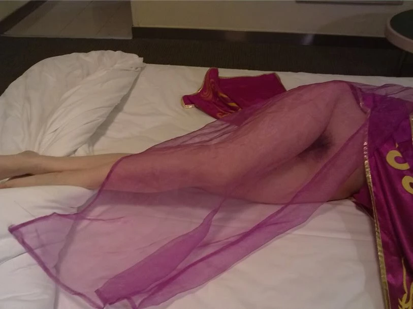 [原创] 巨乳少女在床上打着王者被强行草了