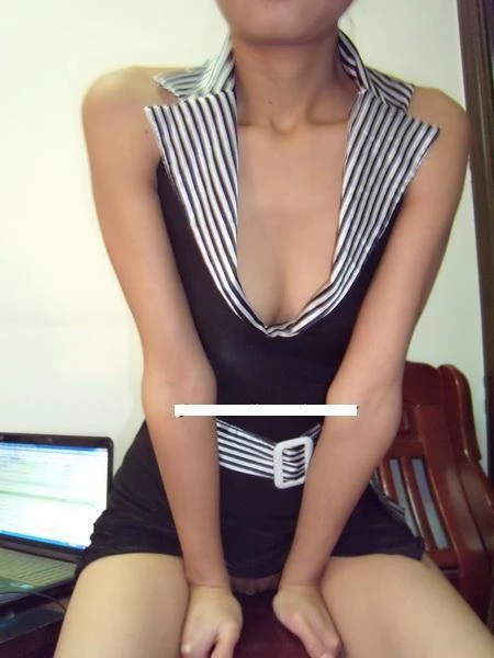 绿帽白人男友把女友分享给同事