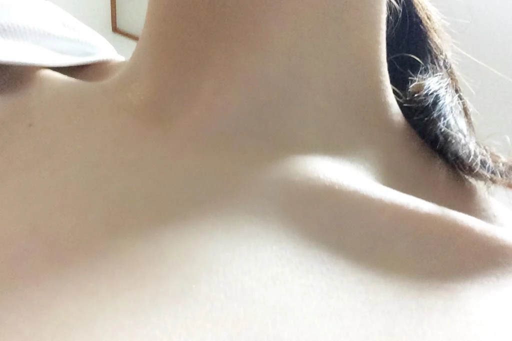 人前贤惠人母，人后绿帽母狗。美腿少妇在自家偷情被操到潮喷