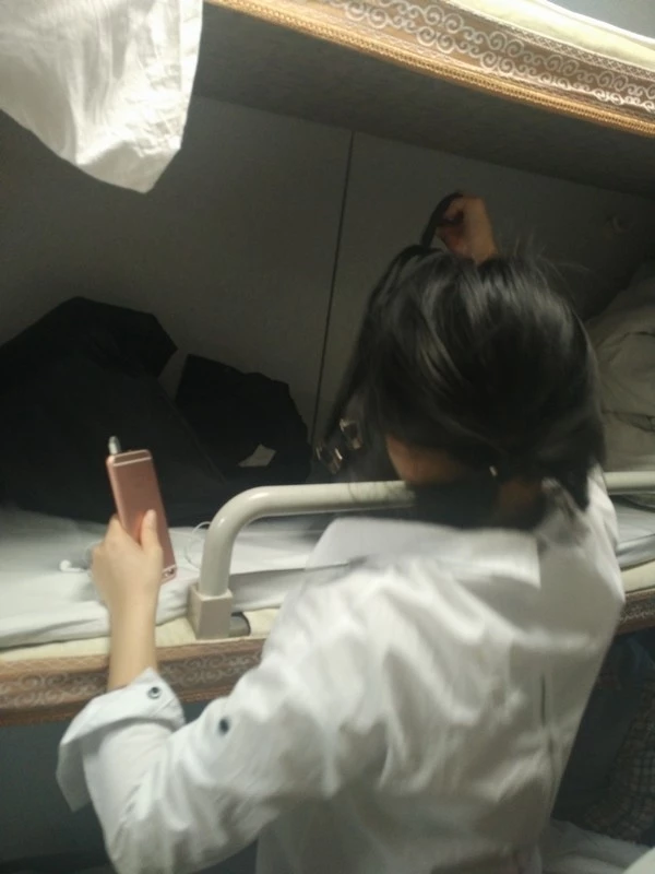 私藏！40多岁老阿姨喜欢先口再肛交把屁眼塞满
