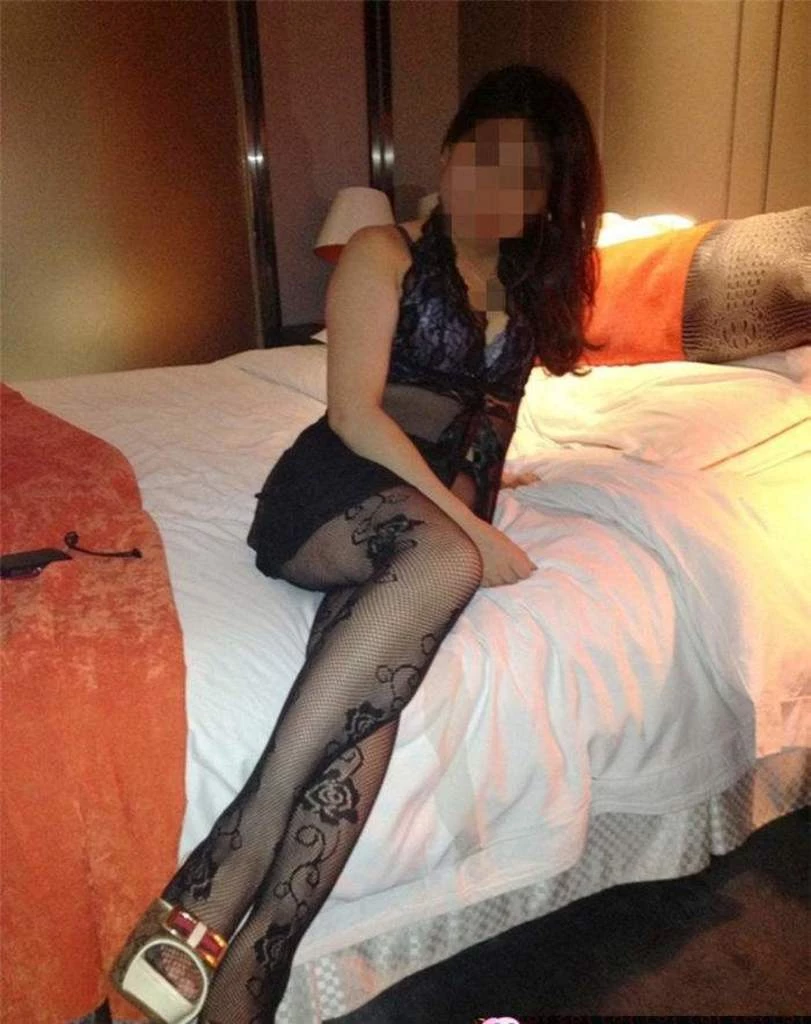 黑丝诱惑，舔脚儿奴摸逼扣逼
