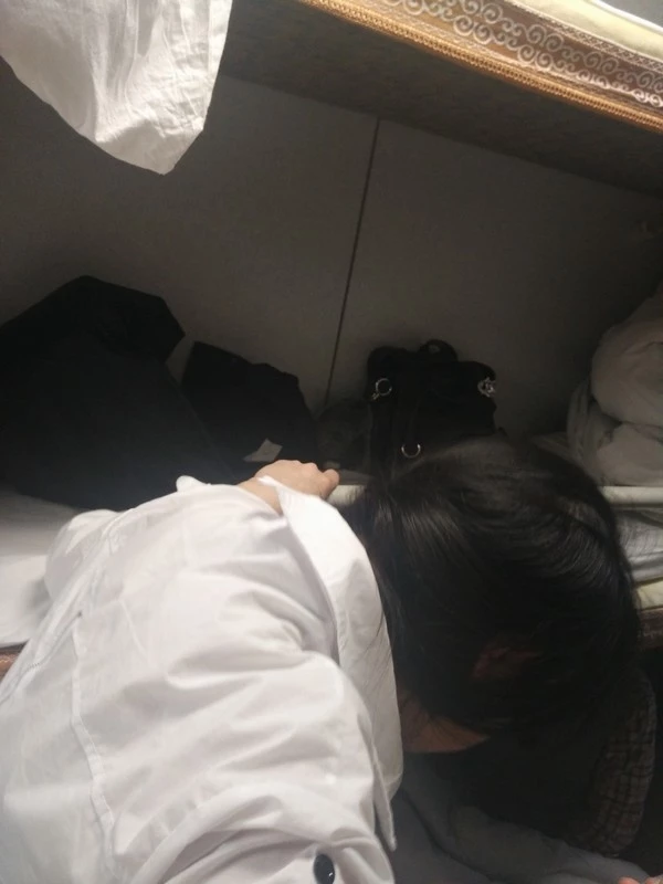 私藏！40多岁老阿姨喜欢先口再肛交把屁眼塞满