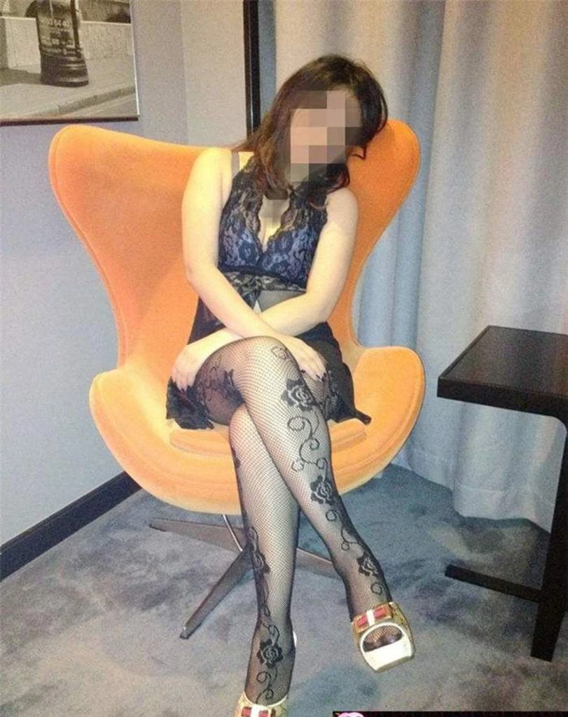 两个小时前还是学校的正经老师,这么反差婊