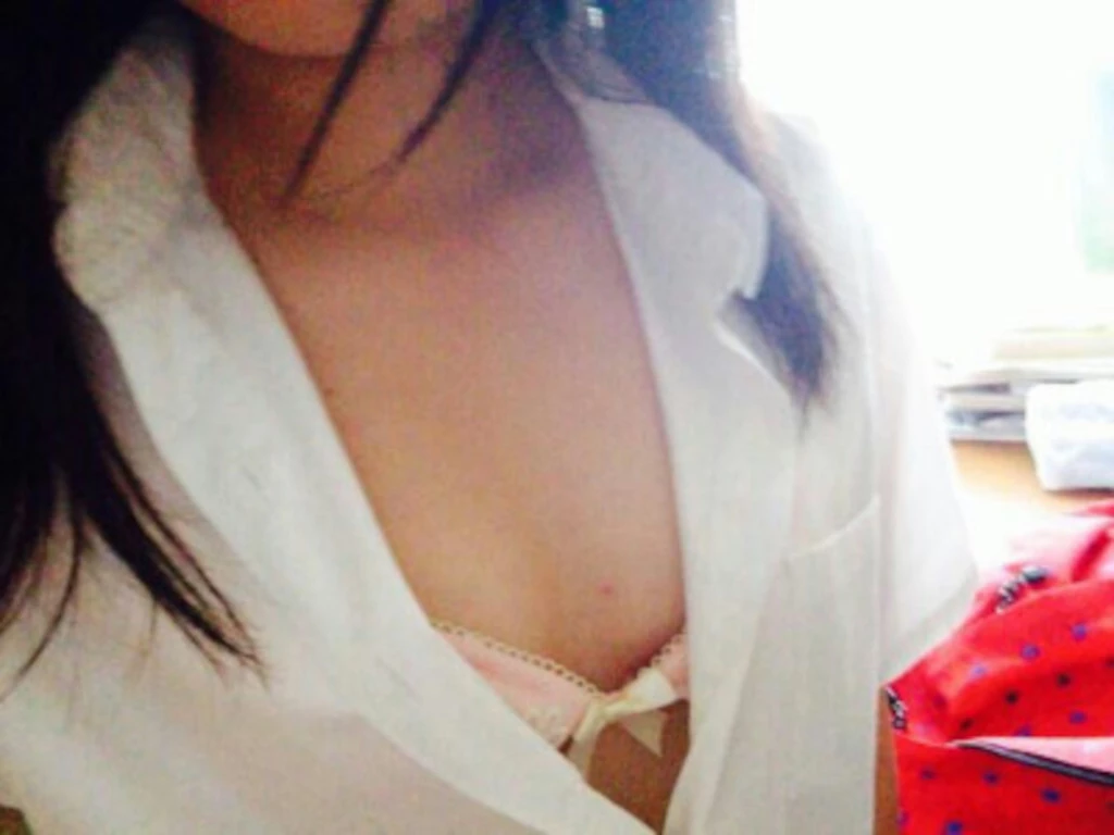 跑货车留守人妻家里操她