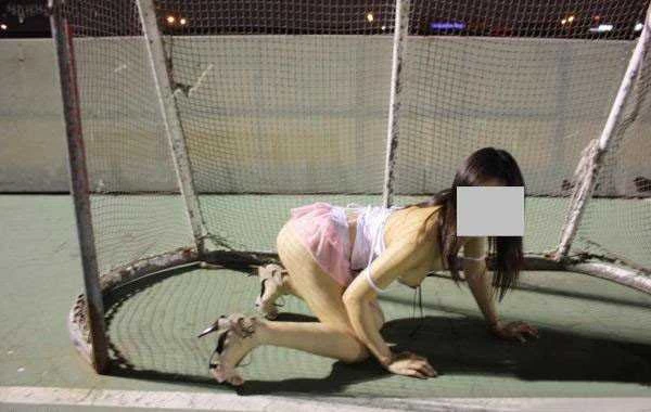 跟房东阿姨在农村老家做运动
