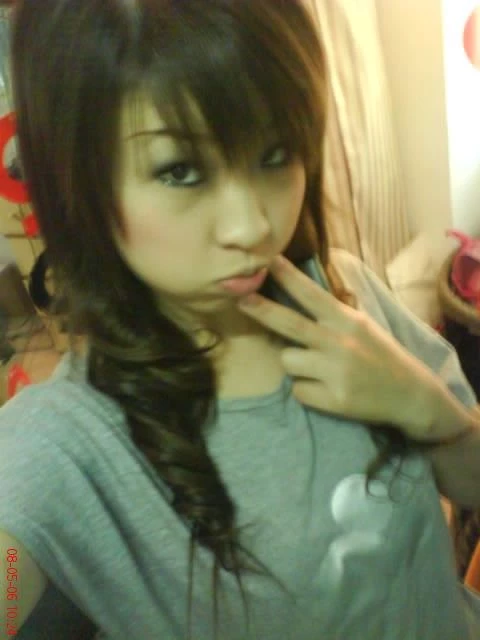 98女孩对着手机展示自己身材