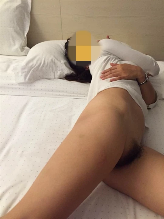 调教熟女房东，剃毛打屁股，老公边上撸