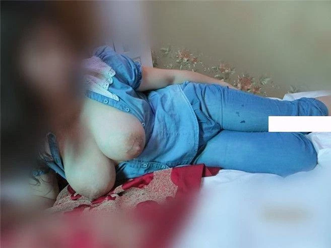 “不行不行，我憋不住我要尿了”偷情少妇被疯狂打桩后入失禁潮喷