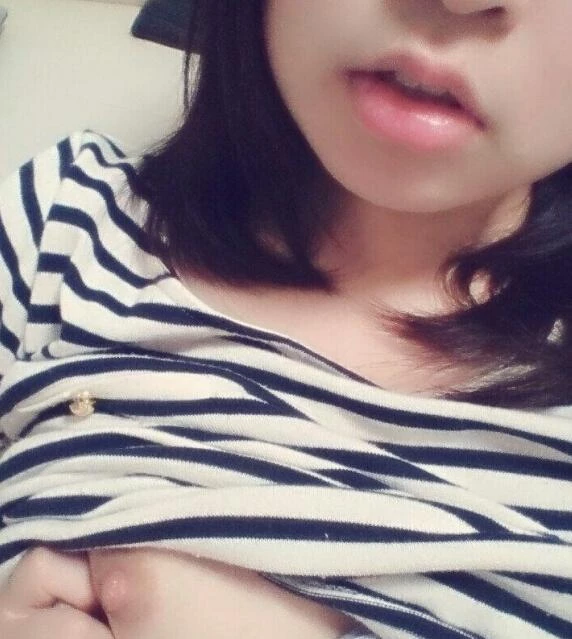 表姐手机里的自慰视频，胸大水多