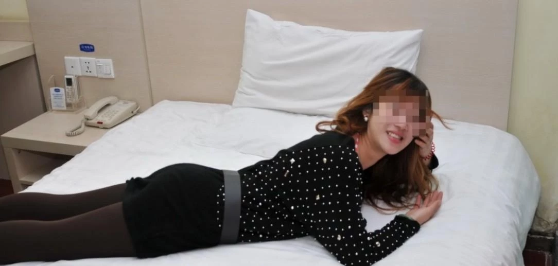 真实记录掐着女友脖子暴操扇嘴巴（完整版61分钟已上传下面简界）