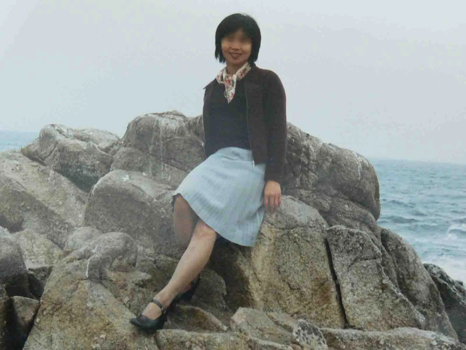 小怪兽自慰搞的小穴湿漉漉 内裤塞到逼里弄出好多白浆