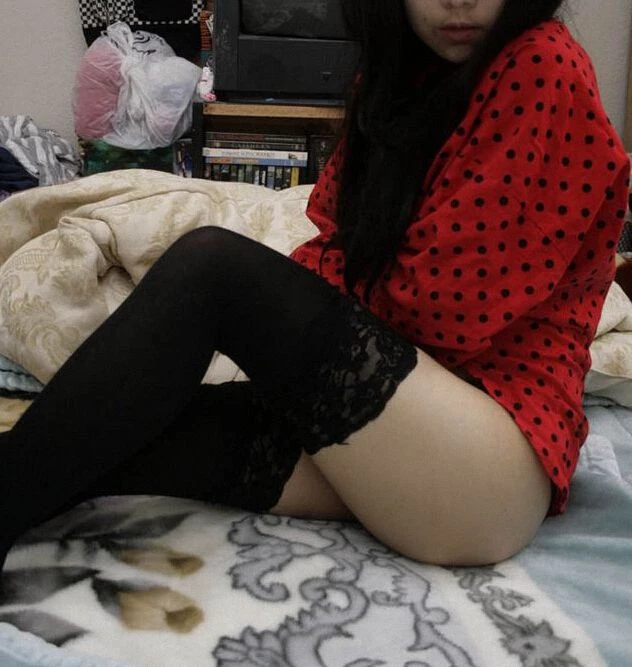 [原创] 01年小姐姐为了金钱背叛男友，和丑男疯狂做爱（完整版看间界）